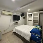 Cómodo apto frente al mar, excelente ubicación.