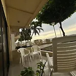Cómodo apto frente al mar, excelente ubicación.