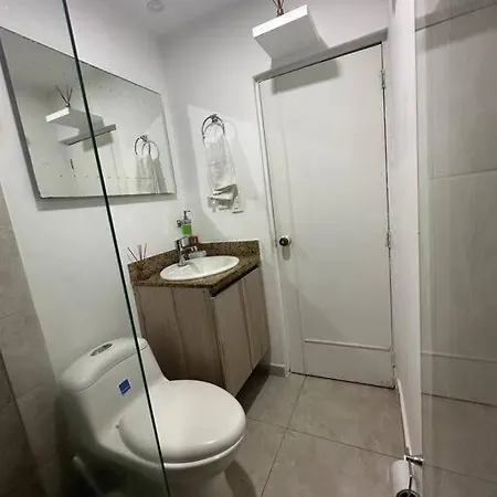 Apartamento Cómodo Apto Frente Al Mar, Excelente Ubicación.