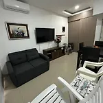 Comodo Apto Frente Al Mar, Excelente Ubicacion.