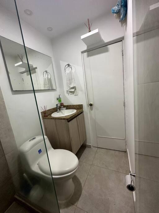 Apartamento Comodo Apto Frente Al Mar, Excelente Ubicacion.