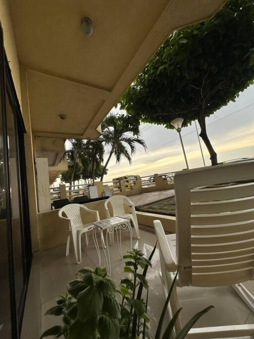 Apartamento Comodo Apto Frente Al Mar, Excelente Ubicacion. *