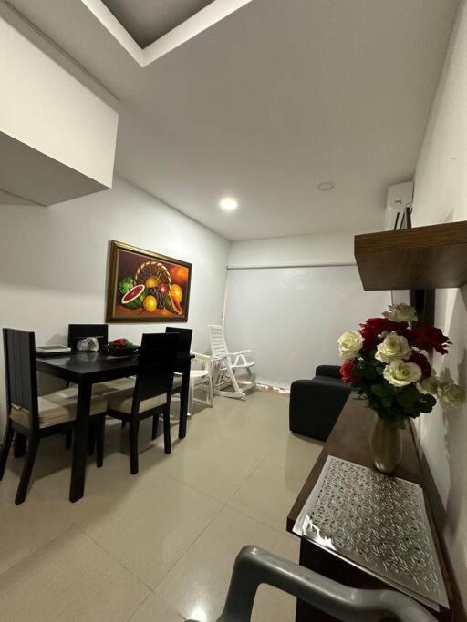 Apartamento Comodo Apto Frente Al Mar, Excelente Ubicacion.